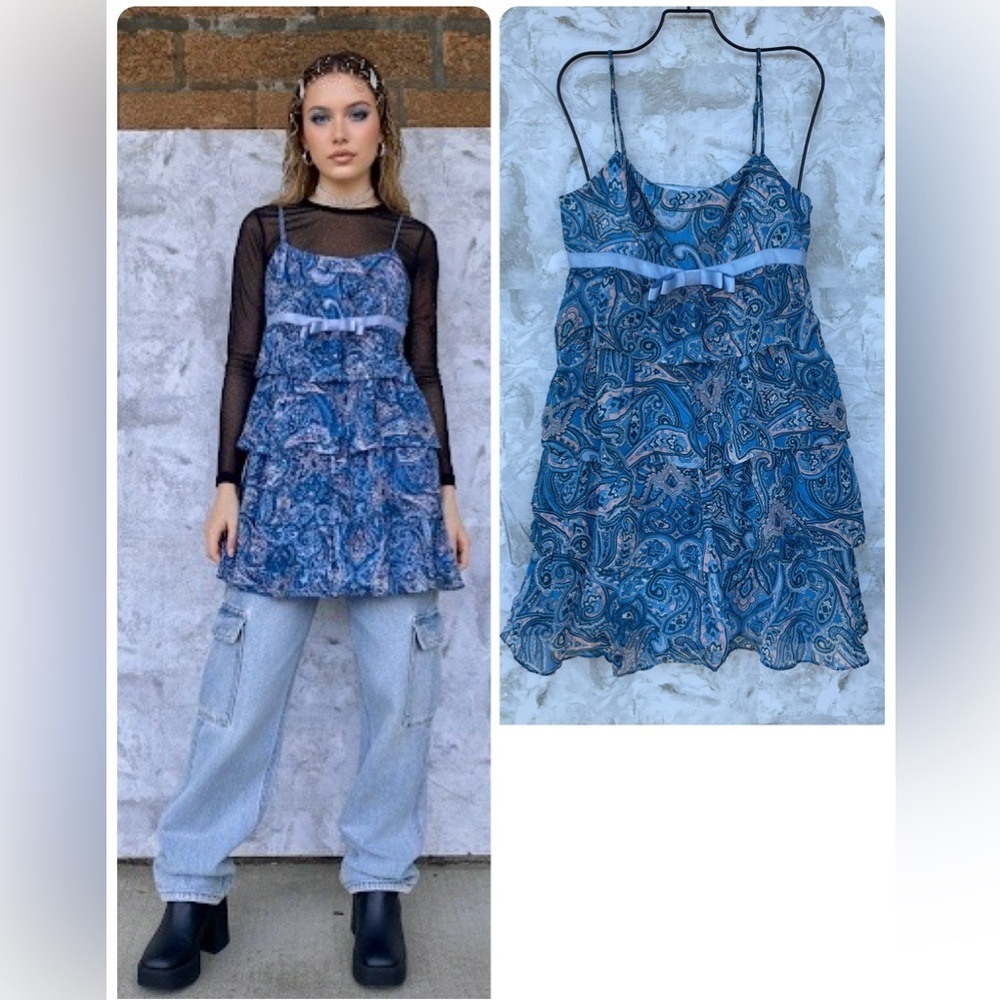 Vintage Y2K Betsey Johnson Blue Paisley Mini Dress
Size 4 - Ruffle Hem, chiffon